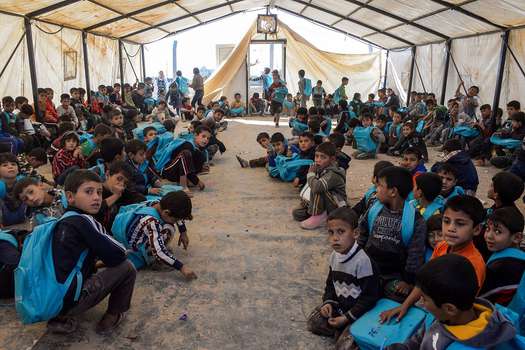 Niños del campamento de refugiados en Hammam al-Alil, en Irak. / AFP