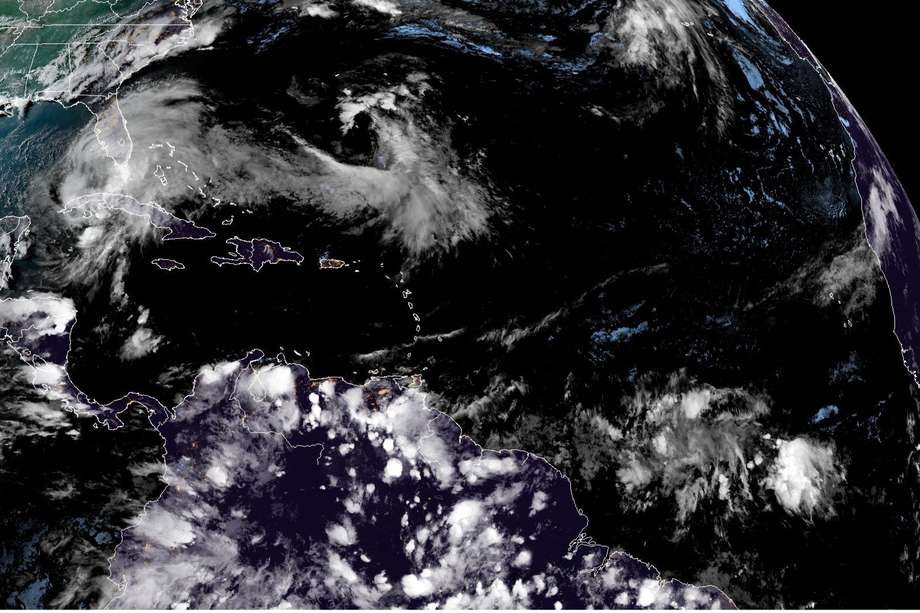 Fotografía satelital cedida por la Administración Nacional de Océanos y Atmósfera (NOAA) de Estados Unidos a través del Centro Nacional de Huracanes (NHC) donde se aprecia la situación del clima en el Golfo de México y en el Atlántico norte a finales de esta semana.