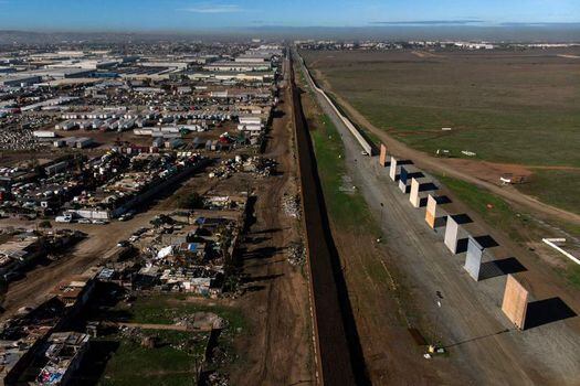 Este es el prototipo del muro que Donald Trump pretende construir.  / AFP