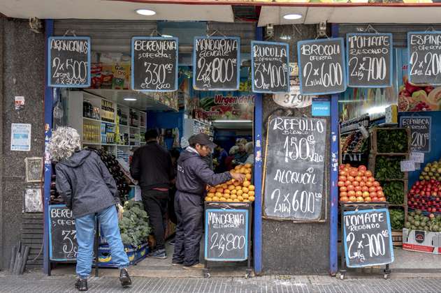 Inflación argentina se desacelera en enero frente a diciembre