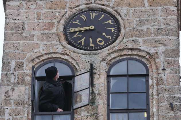 El guardián que lleva 50 años ajustando el único reloj lunar del mundo