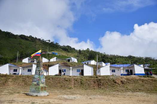 Restitución de tierras a 17 familias de esta vereda, ubicada en el municipio de Samaná, Caldas; A las cuales les entregaron sus casas con paredes de cemento, tejas y servicios públicos.