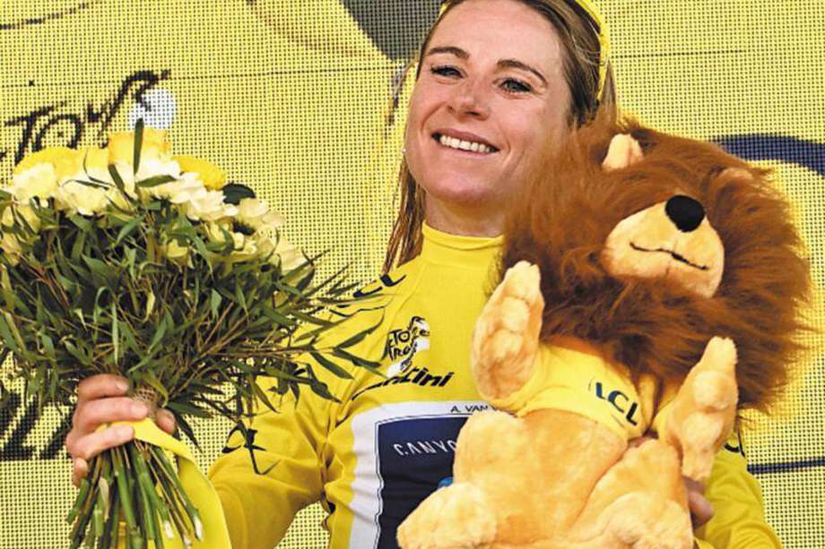 Annemiek Van Vleuten con la camiseta amarilla del Tour de Francia. 