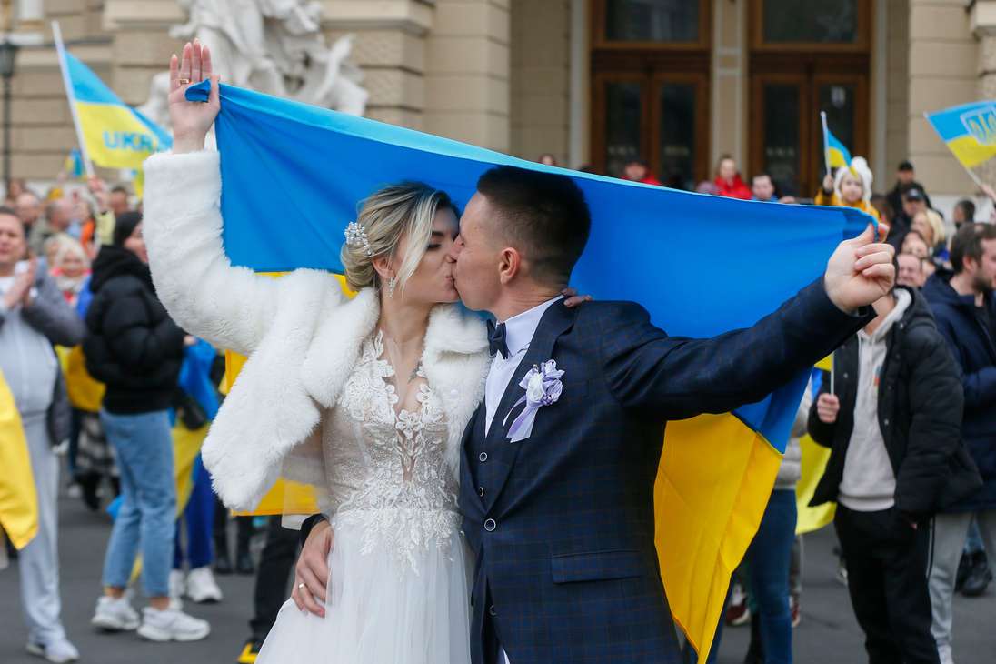 Odesa (Ukraine), 12/11/2022.- A wedding couple kiss as they celebrate together with Ukrainians who lived in Kherson and left it due to the Russian occupation in downtown of the South Ukrainian city of Odesa, 12 November 2022. Ukrainian troops came into Kherson on 11 November to continue to retake the South of Ukraine from Russian troops. Russian troops entered Ukraine on 24 February 2022 starting a conflict that has provoked destruction and a humanitarian crisis. (Rusia, Ucrania) EFE/EPA/STR