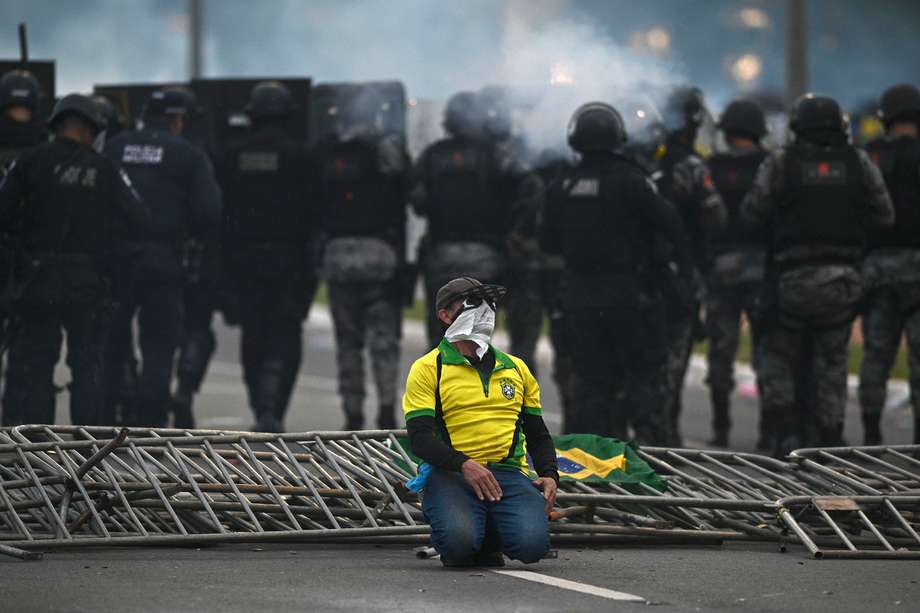 Con los policías antidisturbios de fondo, uno de los simpatizantes de Bolsonaro que accedió el domingo al palacio presidencial de Planalto, sede del Gobierno de Brasil.