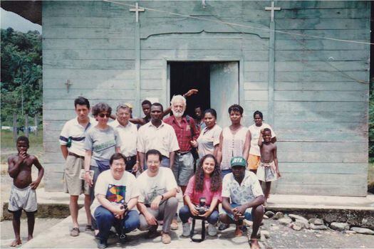 El médico Augusto Corredor (centro), junto a la delegación que en 1996 viajó a Naicioná (Cauca) para implementar el plan contra la oncocercosis.  / Cortesía Programa de Oncocercosis