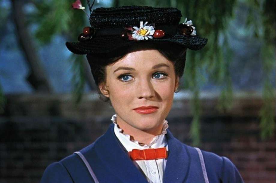 Julie Andrews interpretó por primera vez a Mary Poppins en la película homónima estrenada por Walt Disney Pictures en 1964.