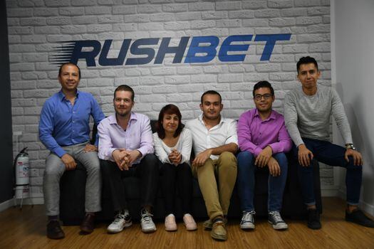El equipo de Rushbet está liderado por Omar Calvo (izq.) y Valentin Birnstein, contiguo a él.  / Gustavo Torrijos / El Espectador