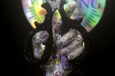 Artista colombiano inmortaliza celebridades usando miles de cristales