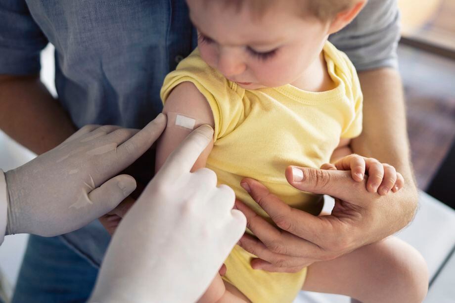 Si se acerca la fecha de llevar a tu hijo a completar su esquema de vacunas, estos trucos te ayudarán a evitar las lágrimas.