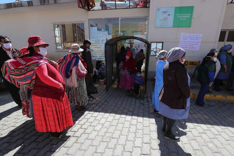 Ciudadanos esperan en la entrada del hospital Los Andes donde trabajadores se manifestaron para reclamar más personal e insumos para combatir el COVID-19, este martes en El Alto (Bolivia).
