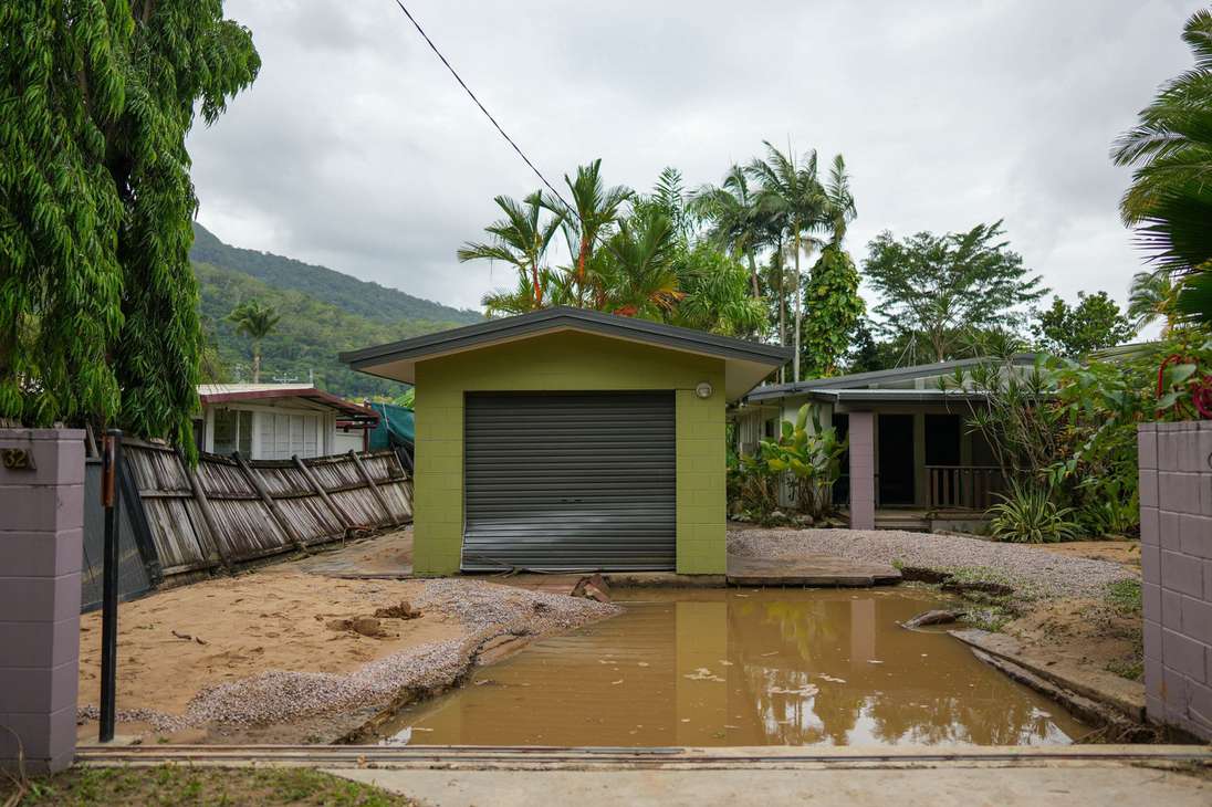Cairns (Australia), 18/12/2023.- A damaged house in the suburb of Caravonica in Cairns, Queensland, Australia, 18 December 2023. Residents in far north Queensland are bracing for more rain and further significant flooding. EFE/EPA/NUNO AVENDANO AUSTRALIA AND NEW ZEALAND OUT