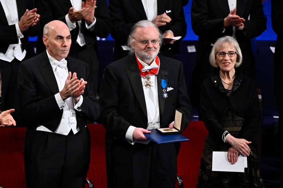 (De izquierda a derecha) Drew Weismann, premio Nobel de Fisiología o Medicina 2023, Jon Fosse, premio Nobel de Literatura 2023, y Claudia Goldin, premio Nobel de Economía 2023, durante la ceremonia de entrega del Premio Nobel 2023 en la Sala de Conciertos de Estocolmo.