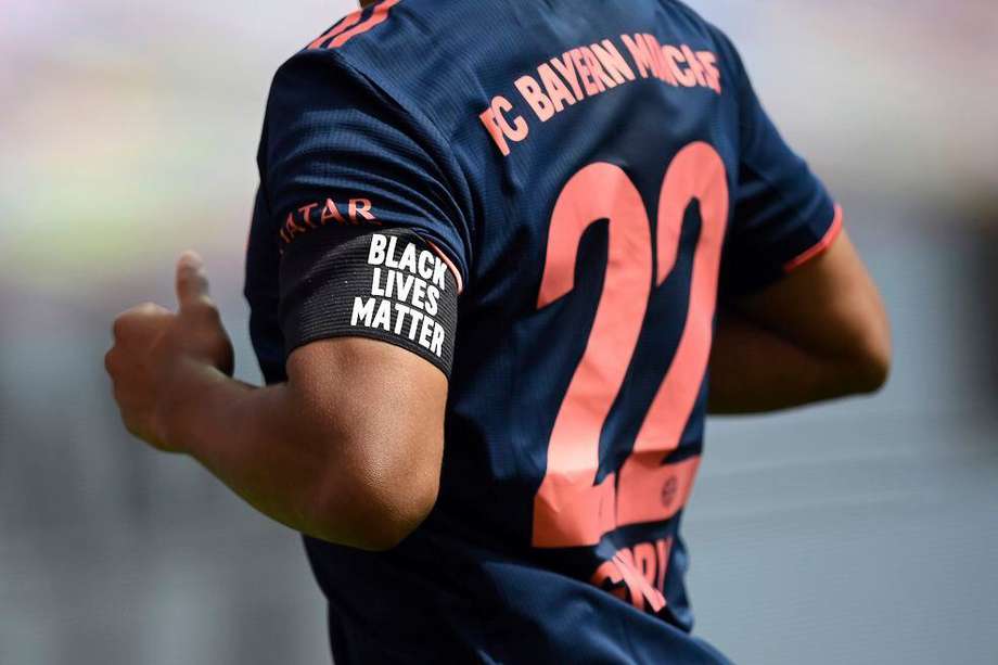 Como muestra de apoyo a la crisis social en Estados Unidos, los jugadores del Bayern Múnich disputaron el encuentro con una banda con el mensaje "Black Lives Matter".