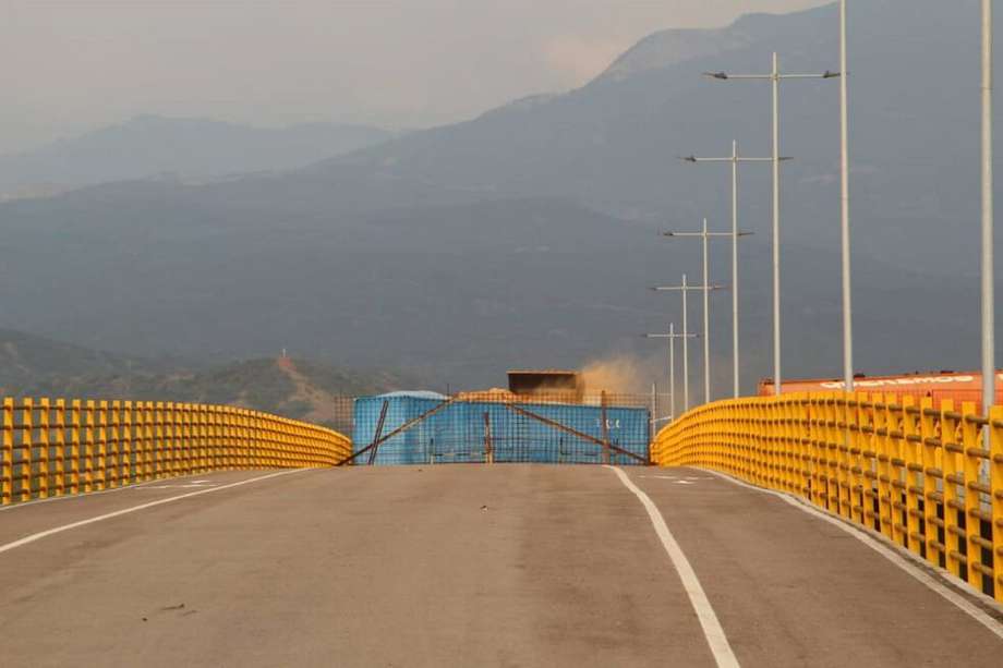 Los contenedores de la frontera no solo impiden el paso, ponen en riesgo los puentes