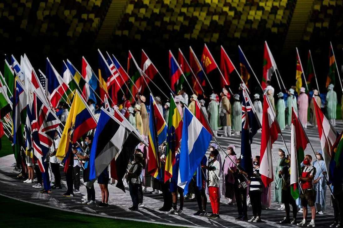 El primer acto de la ceremonia: el desfile de los países y sus banderas por el centro del Estadio Olímpico.