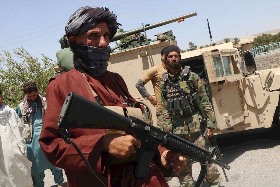 Funcionarios de seguridad afganos y milicias privadas leales a Ismail Khan, el ex comandante muyahidín, patrullan después de que retomaran el control de partes de la ciudad de Herat tras una intensa batalla con militantes talibanes, en Herat, Afganistán, el 5 de agosto / Foto de referencia