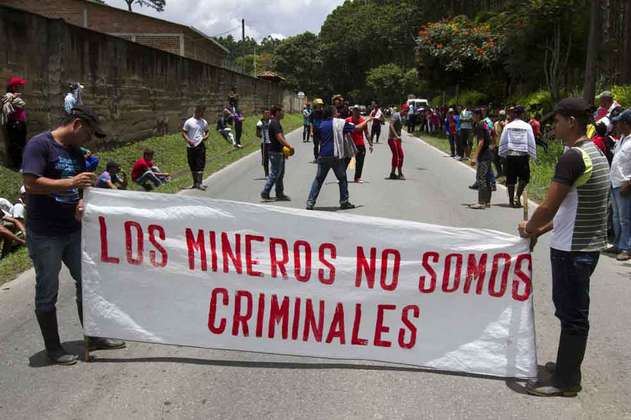 Cierres del paro minero en Antioquia y Córdoba fueron intervenidos por la Policía