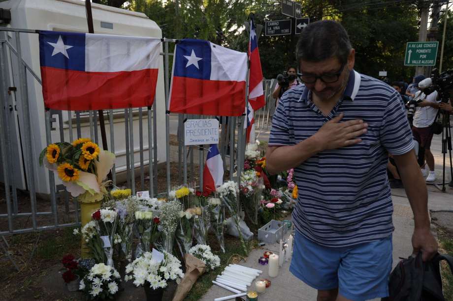 
Chilenos dejan ofrendas florales y simbólicas a la entrada de la casa del expresidente chileno Sebastián Piñera, quien  murió este martes al estrellarse el helicóptero en el que viajaba. EFE/ Ailen Díaz
