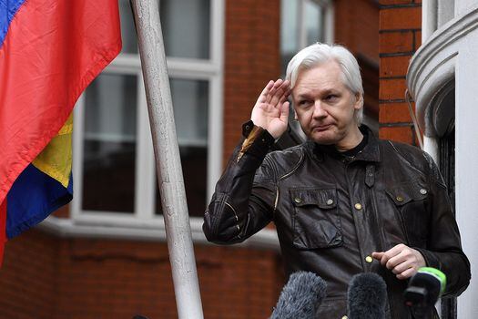 Fotografía de archivo del fundador de WikiLeaks, Julian Assange, en la embajada de Ecuador en Londres,  / EFE