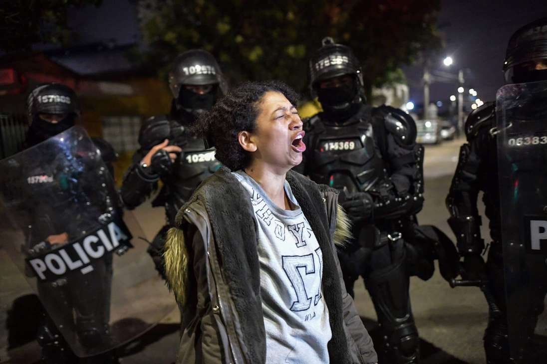 Una mujer llora a las afueras de la cárcel Modelo de Bogotá, preguntando por la suerte de uno de sus familiares durante el motín. / Jose Vargas