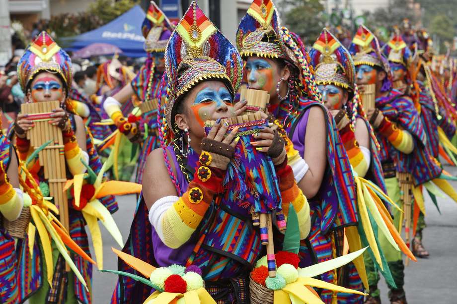 Personas participan en el desfile de los colectivos coreográficos en tributo a la Madre Tierra durante el Carnaval de Negros y Blancos 2023.