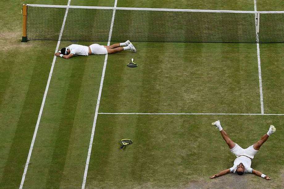 Juan Sebastián Cabal y Robert Farah al momento de ganar el torneo de Wimbledon 2019 tras vencer a los franceses Nicolas Mahut y Édouard Roger-Vasselin.