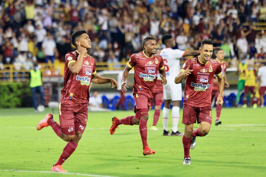 Los jugadores del Tolima celebran uno de los goles que anotaron este jueves en el estadio Manuel Murillo Toro.