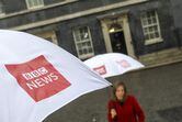 En medio de escándalos, Gobierno británico anuncia corte a financiación de la BBC