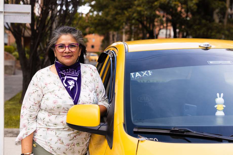 Janeth Mendoza es una de las 207 conductoras de taxi para Khamala en Bogotá.