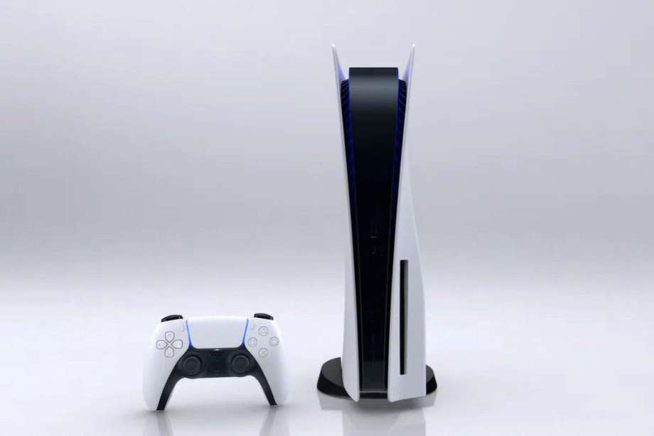 La PS5 tiene un diseño futurista y viene en color blanco con algunas piezas en negro.