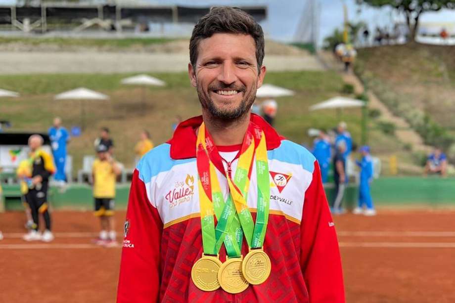 Nicolás Barrientos posa con las tres medallas de oro que logró en los Juegos Nacionales Eje Cafetero 2023.