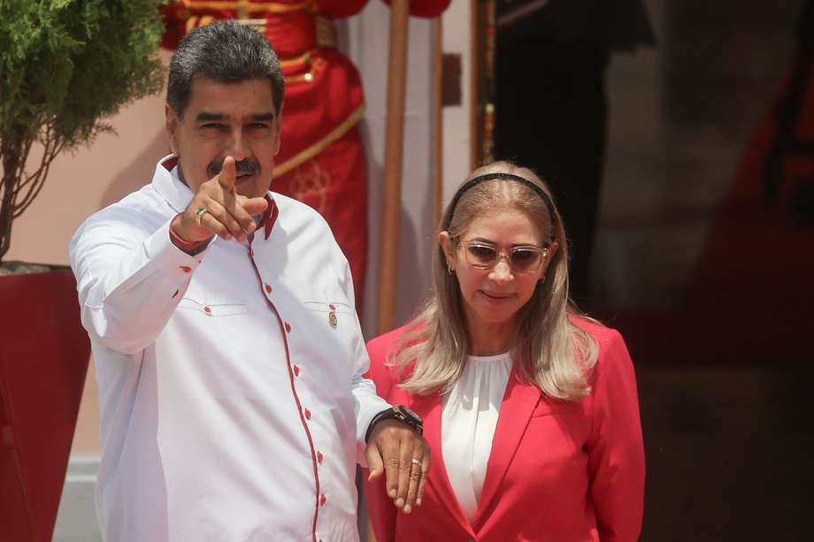 El presidente de Venezuela, Nicolás Maduro, se prepara junto a la primera dama, Cilia Flóres, para recibir a los mandatarios que participarán en la Cumbre ALBA en el Palacio de Miraflores, este miércoles, en Caracas (Venezuela).