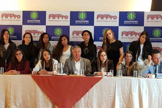 Carlos González Puche (c), presidente de Acolfutpro, junto a las jugadoras colombianas, este jueves en Bogotá.Gustavo Torrijos - El Espectador
