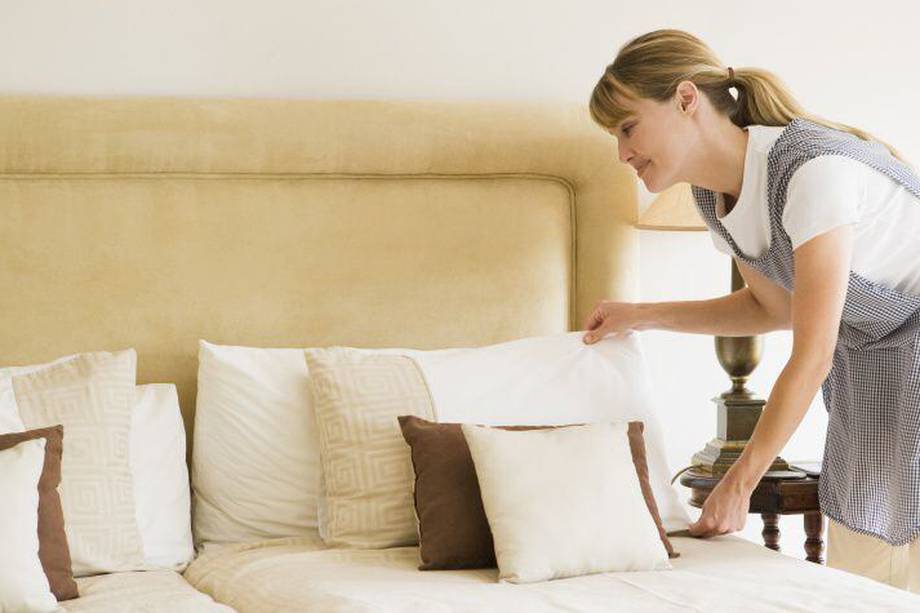 El bicarbonato es un gran aliado para la limpieza del hogar. Te recomendamos hacer una prueba antes de usarlo en toda la tela de tus muebles.