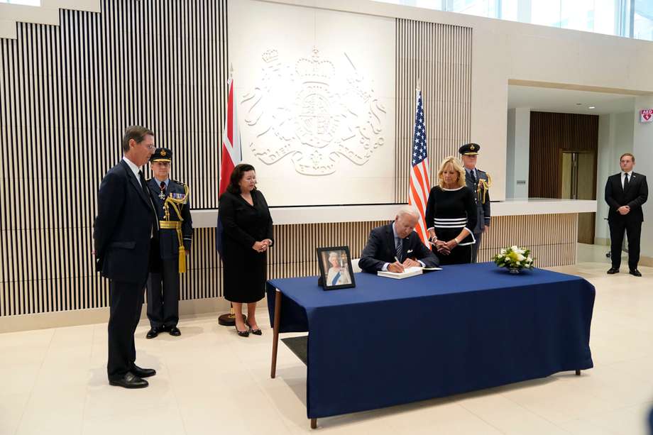 El presidente de los Estados Unidos, Joe Biden, firma el libro de condolencias por la muerte de Isabel II durante su visita a la Embajada Británica en Washington.