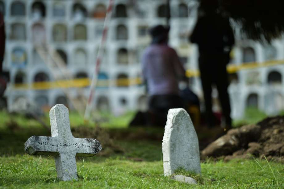 Fotografía durante la entrega de cuerpos de personas desaparecidas en medio del conflicto armado en Dabeiba, Antioquia, por parte de la JEP.