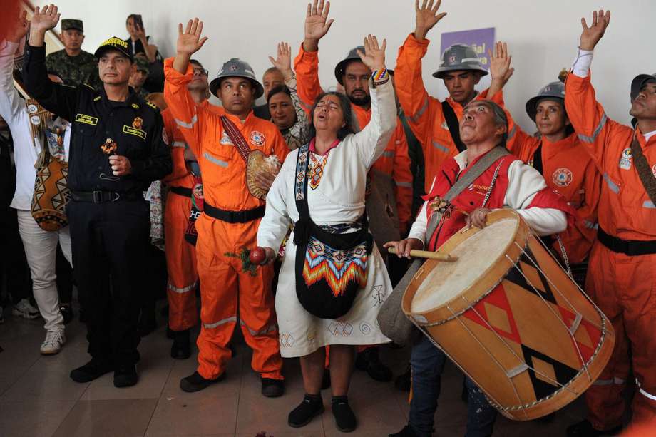 Tres habitantes urbanos y 15 integrantes del resguardo indígena Muisca, del municipio de Cota, recibieron su certificación como miembros de la primera Brigada Forestal Indígenas de Cundinamarca.
