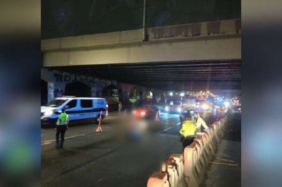 La madrugada de este viernes 15 de diciembre una mujer falleció al parecer tras caer del puente de la calle 80 con carrera 68.