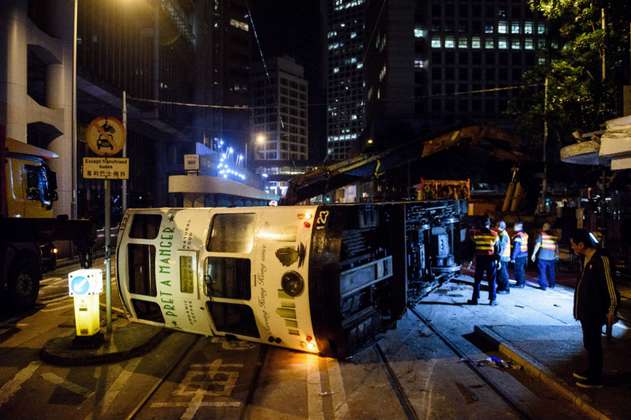 Volcamiento de tranvía en Hong Kong deja 14 heridos