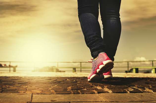 Según un estudio, estar de pie unas horas podría ayudar a perder peso