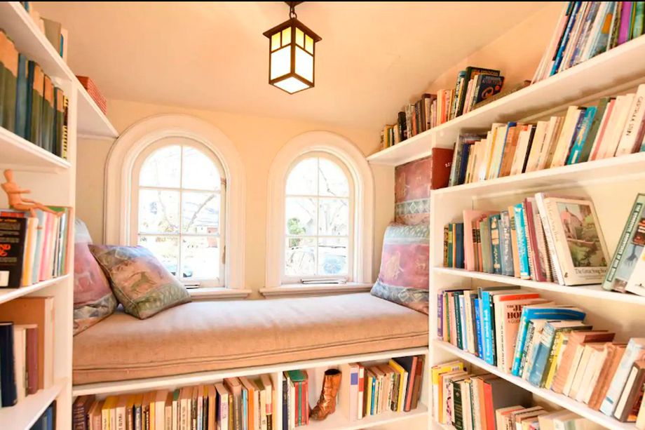 Este espacio está dedicado a todos los que les guste los escondites para leer. El alojamiento ubicado en el estado de California en EE. UU.; se puede observar habitaciones que albergan cantidades de libros e invita a refugiarse durante horas para disfrutar de una buena historia.