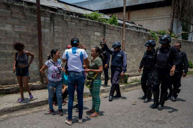 Cinco policías detenidos por muerte de 68 personas en comisaría de Venezuela