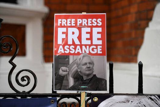 Seguidores de WikiLeaks, fundada por Julian Assange, sostiene una pancarta afuera de la Embajada ecuatoriana en Londres.  / AFP