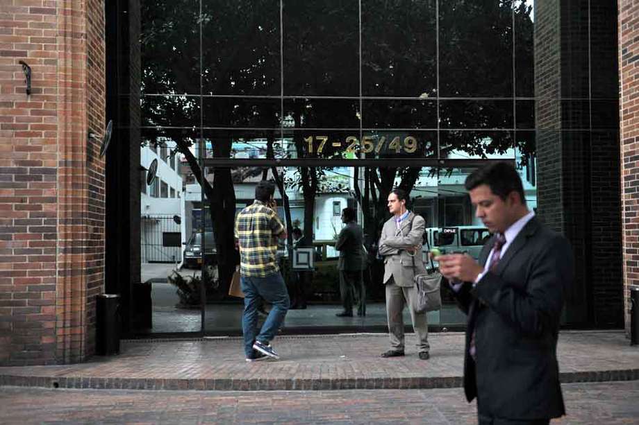 El CTI de la Fiscalía allanó las oficinas de una supuesta empresa fachada en el sector del Parque de la 93 en Bogotá.   / Luis Ángel