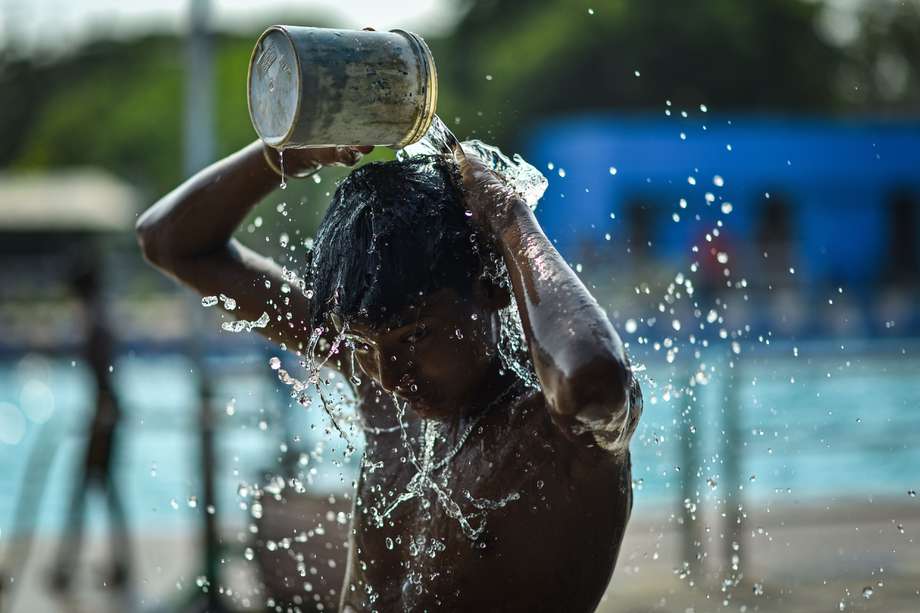Un chico se refresca en una jornada de calor este miércoles en Chennai, India., donde registró una temperatura máxima de 42,7 grados el pasado martes.
