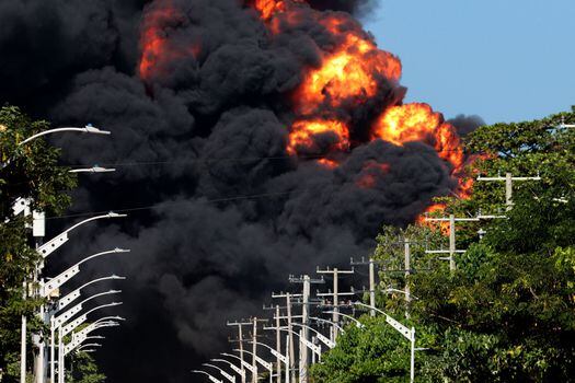 Un incendio de grandes proporciones se produjo en la madrugada de este miércoles en la zona industrial de la ciudad de Barranquilla,  provocó la muerte de un bombero durante las labores de extinción y  paralizó todas las operaciones portuarias.
