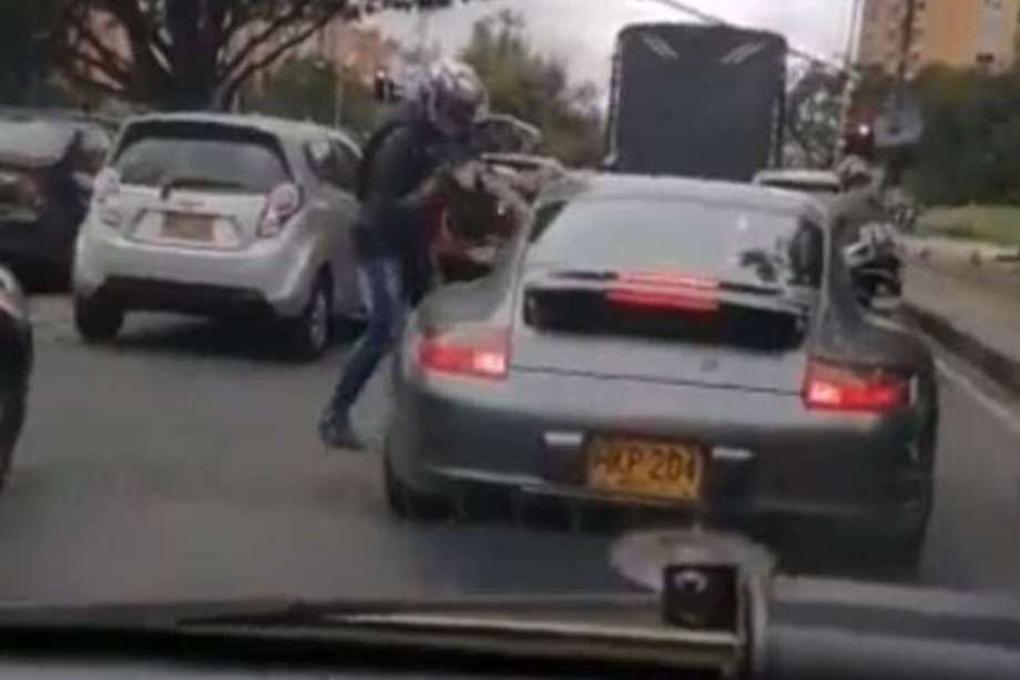 Video: violento atraco con pistola a lujoso carro en barrio Niza de Bogotá.