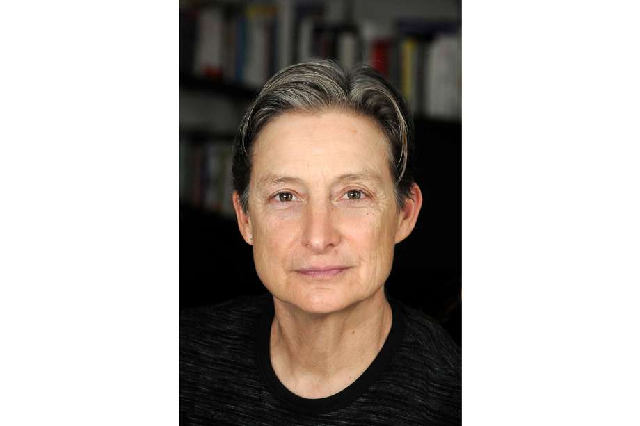 En "Sujetos de sexo, género, deseo", Judith Butler cuestiona, con miras a Simone de Beauvoir, el hecho de que el género, al ser una construcción, esté ligado a un sexo