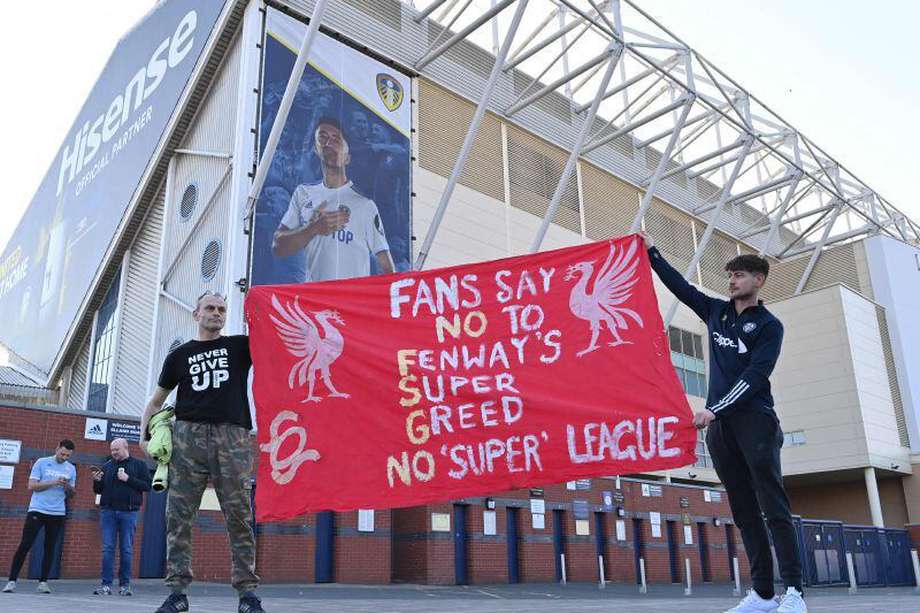  Hinchas del Liverpool inglés se manifestaron en contra de la Superliga.